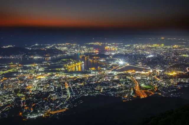 搭乘缆车和单轨车前往北九州市最美丽的夜景展望景点