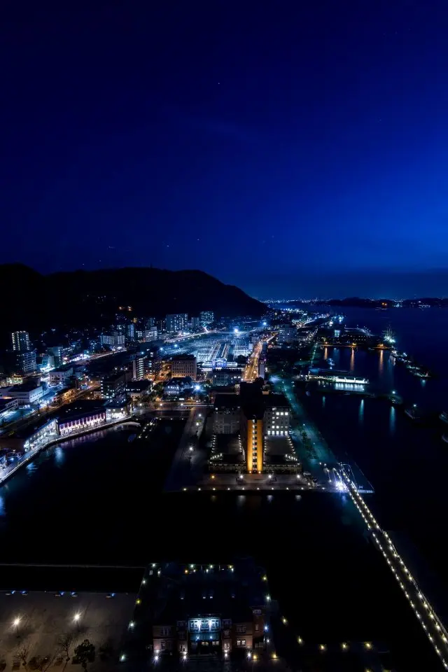 漫步于众多复古建筑之间，仿佛穿越时空回到了明治时代