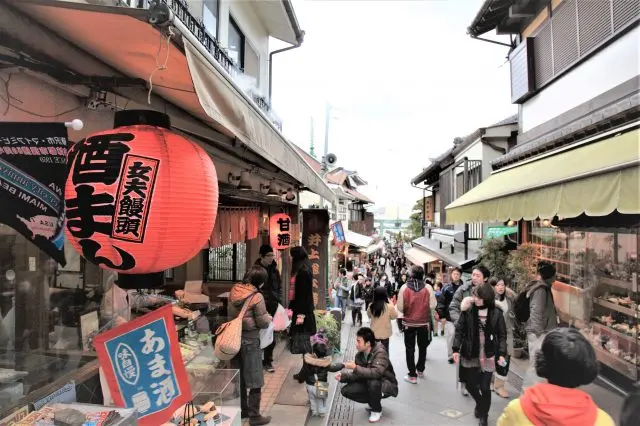 歷史悠久的商店街，是江之島上的美食天堂