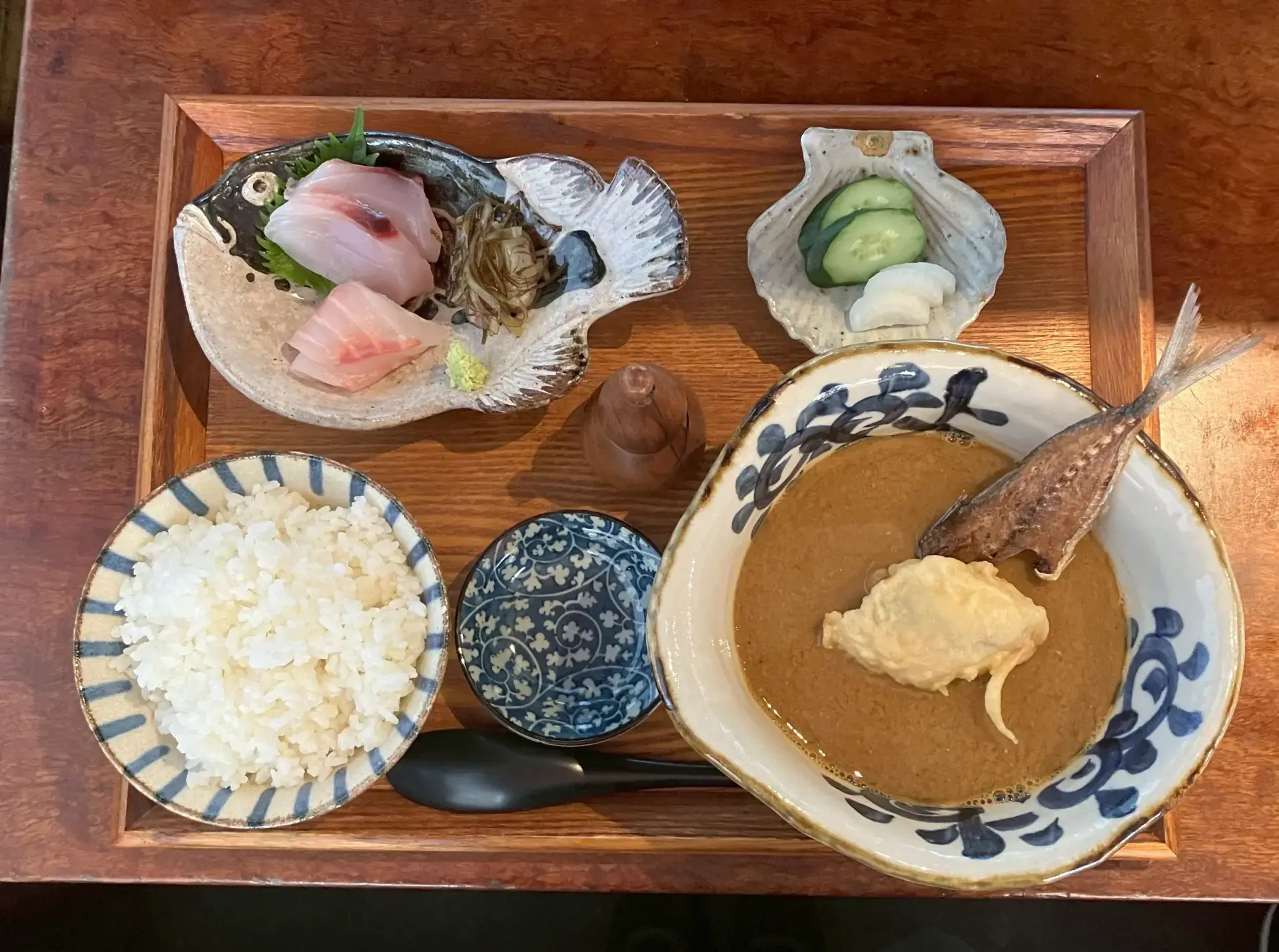 朝から各地の旬の魚が楽しめる江の島唯一の食堂。江ノ島の波音とともにいただく