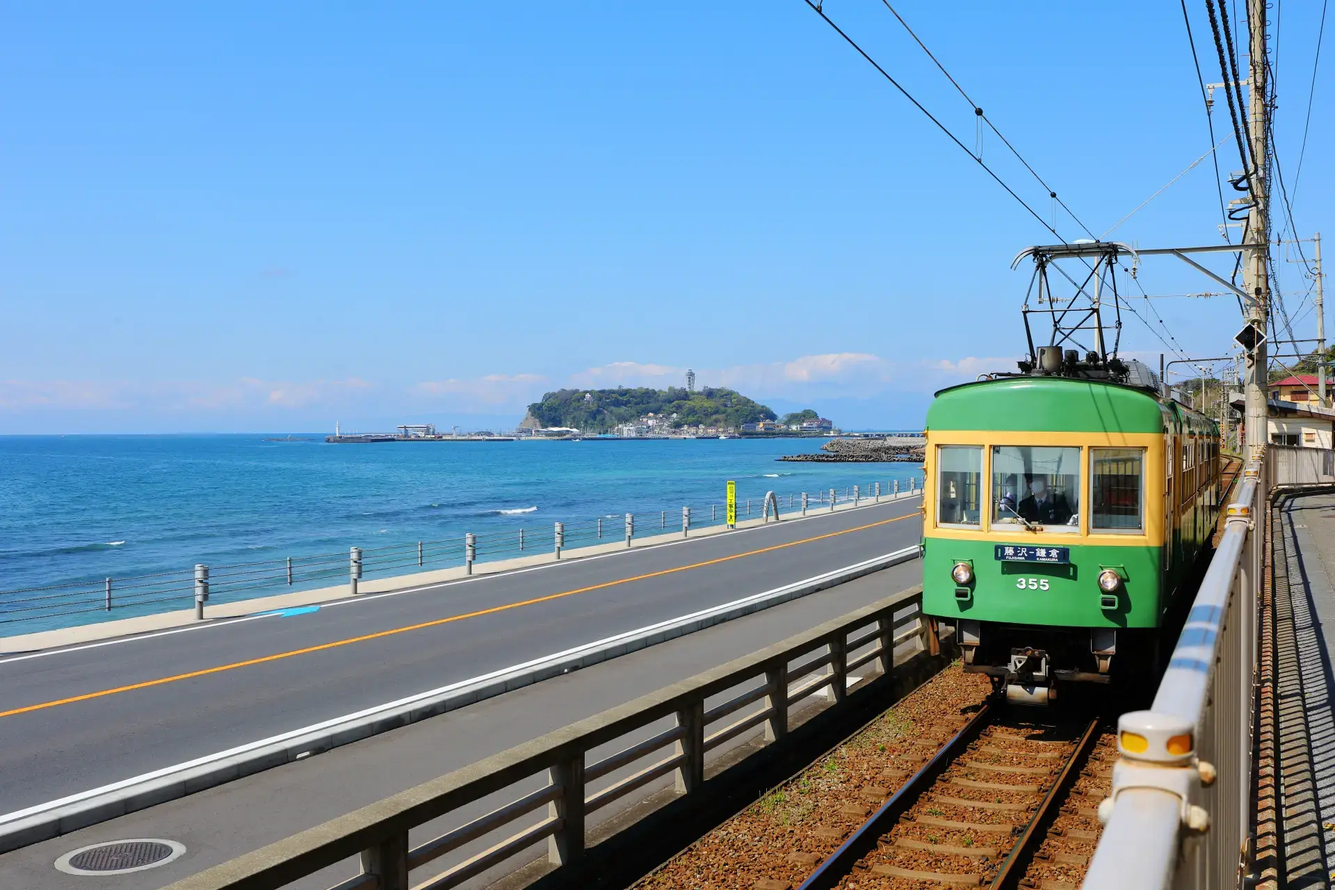 「江ノ電」の名称で親しまれ、変化に富んだ景観を望める鉄道
