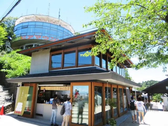 케이블카 "다카오산" 역 바로 근처에 위치한 복합시설 내의 기념품 가게