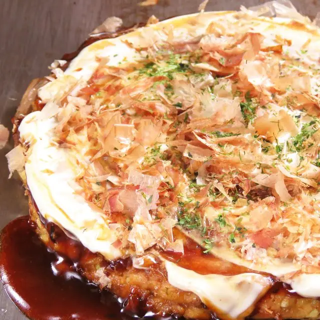 Enjoy the hot and delicious taste of a famous okonomiyaki restaurant open until 5 a.m.