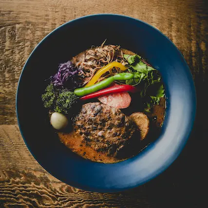 彩りも鮮やかで見た目から楽しむことができる、1番人気の鉄板ハンバーグ