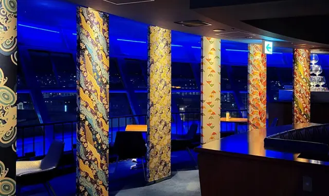 眼下に広がる夜景を見ながら幻想的なひと時を