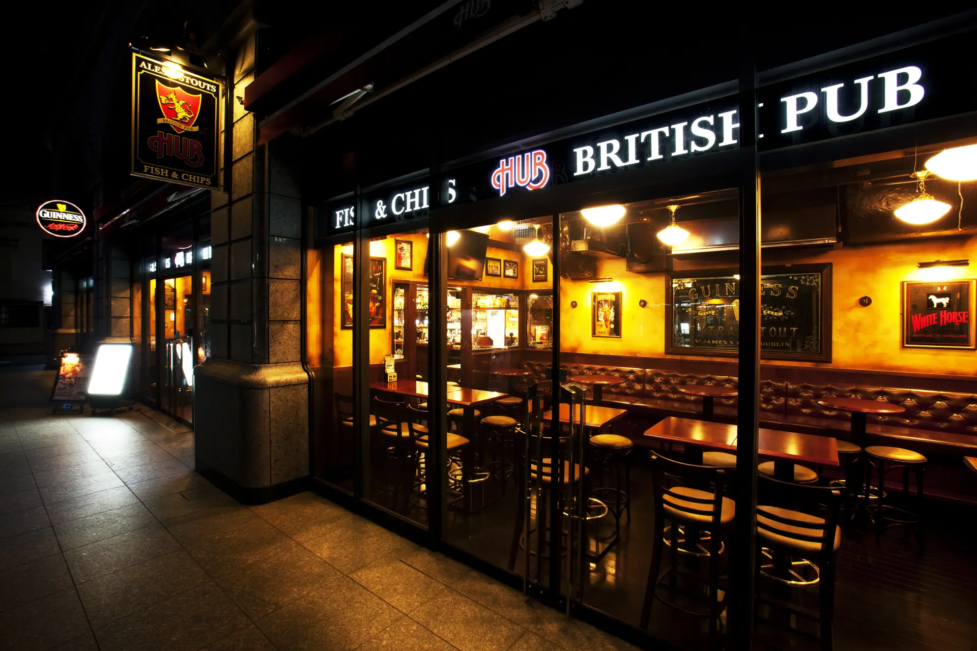 イギリスの雰囲気と文化の中で、お酒と軽食、会話を楽しめる英国風パブ