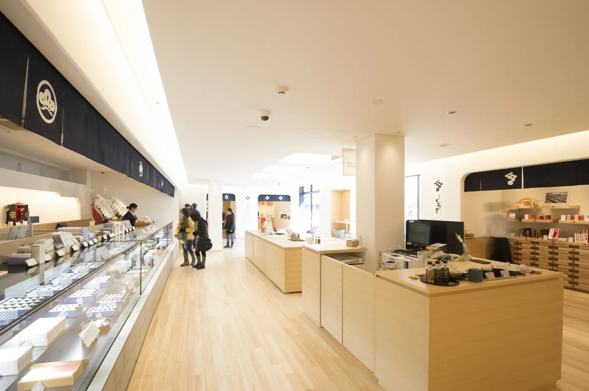 在遊園之後,可在園內的紀念品商店購買鹿兒島代表性的傳統工藝品「大島紬」等,都非常適合作為伴手禮
