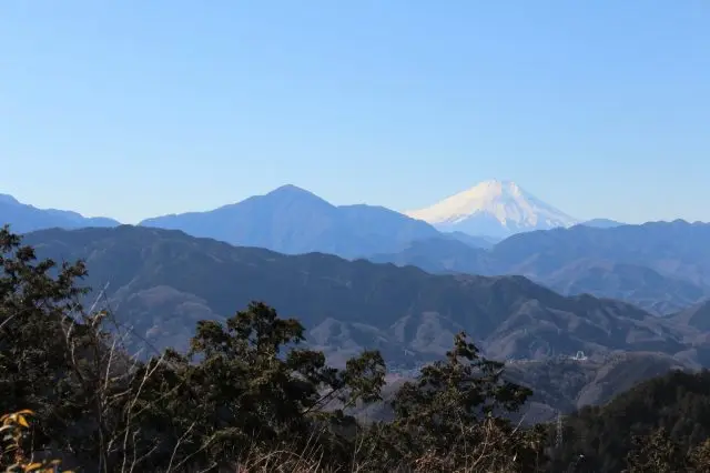 겨울에는 다카오산 정상에서 눈 덮인 후지산을 볼 수 있습니다.