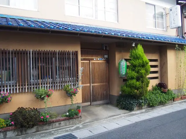 Both private tatami rooms and table seats are available.