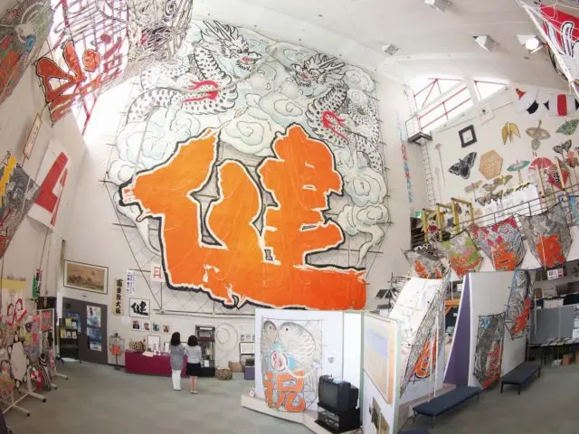 Exhibiting the 100-tatami Higashiōmi Giant Kite alongside kites from countries around Japan and around the world.