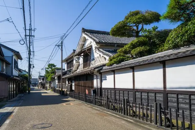 Edo-age buildings along the way for extra historic streetscape charm.