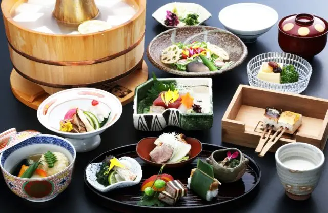 佇立在南禪寺門前，散發濃厚氛圍的湯豆腐老店