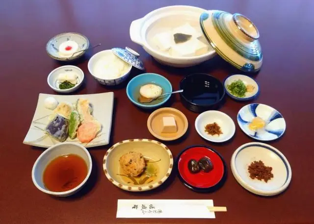 座擁傑出的和風建築，優美的日本庭園及絕品湯豆腐料理的嵐山名店