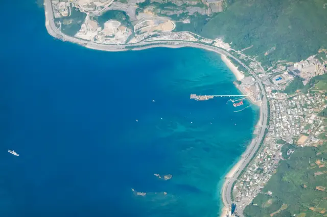美しい海と豊かな自然に囲まれた名護の市街地