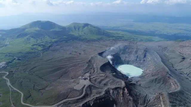 从撼人心魄的火山口感受地球的呼吸