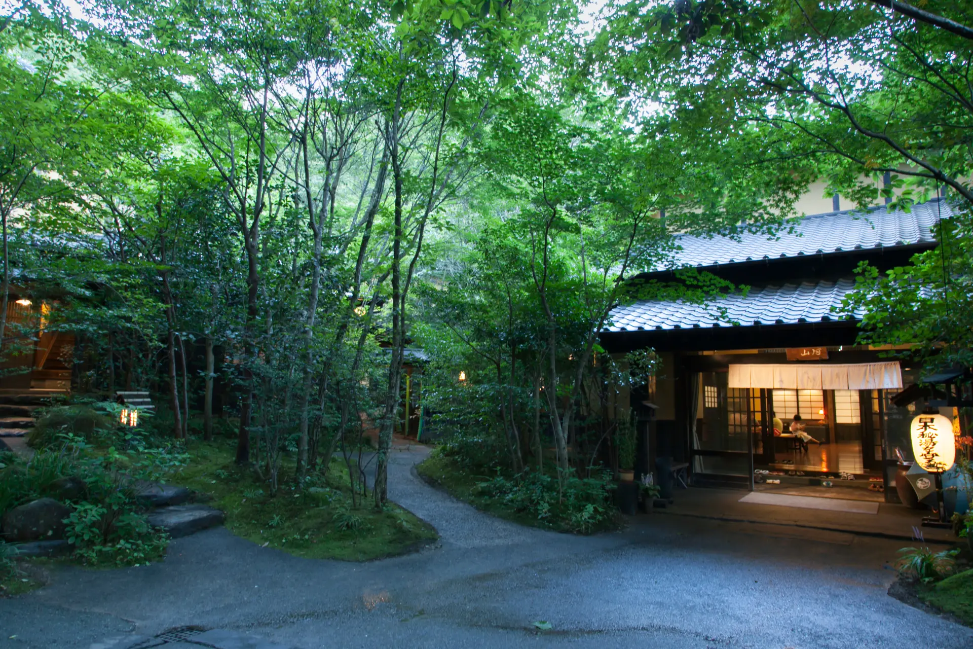 秘湯・黒川温泉の中心街から離れた森に佇む温泉旅館