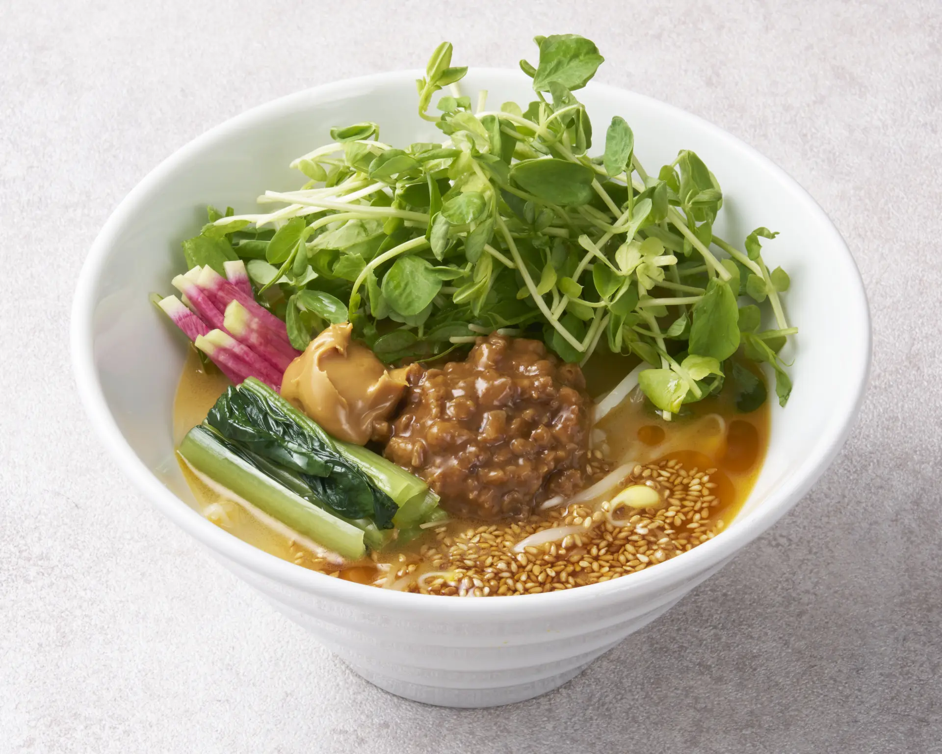 熱銷第一名的「金胡麻担担麵」有滿滿配料，份量十足