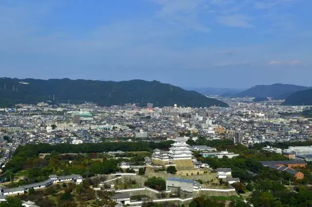 以姬路城為中心，被大自然環繞的姬路街景