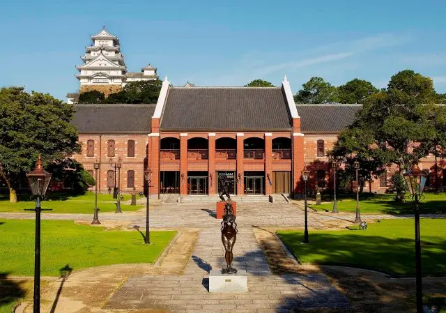 利用舊陸軍倉庫與紅磚建築改建而成的美術館，緊鄰世界遺產姬路城
