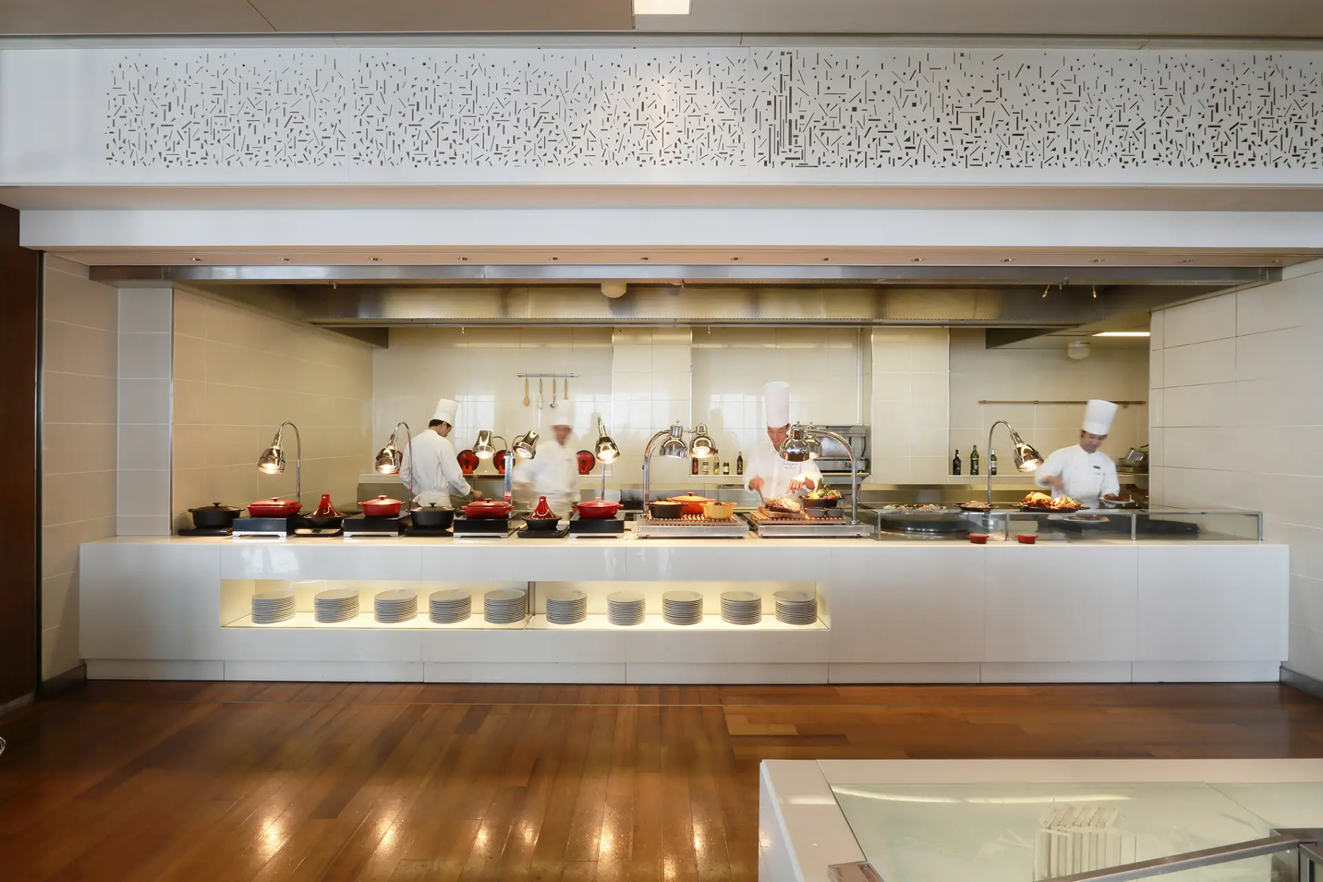 地上約100mの天空ブッフェで、パノラマ美景とライブ感あふれる美食を