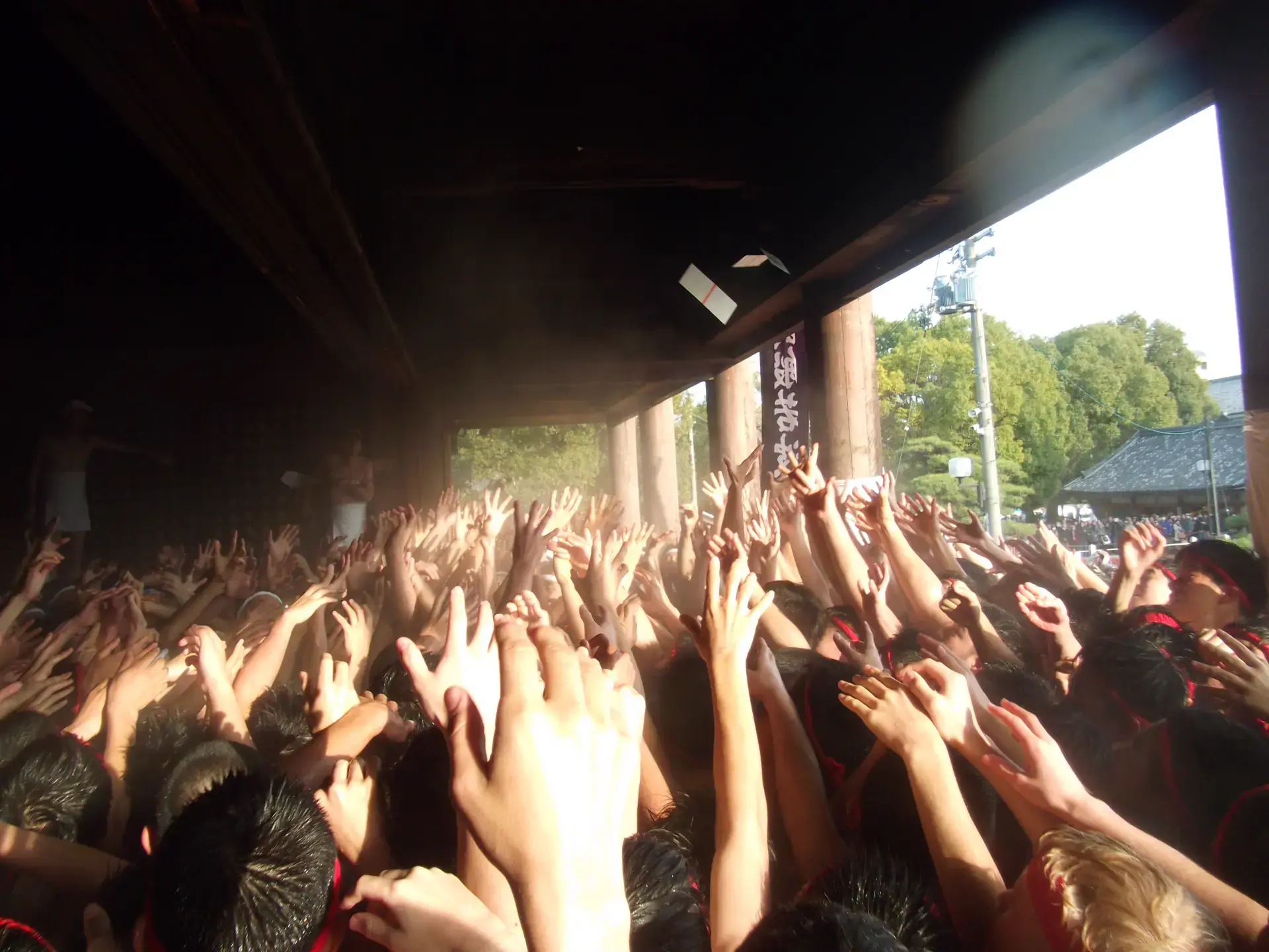 聖德太子建立的寺院舉辦身穿褌(日本傳統內褲)爭搶護身符的奇祭