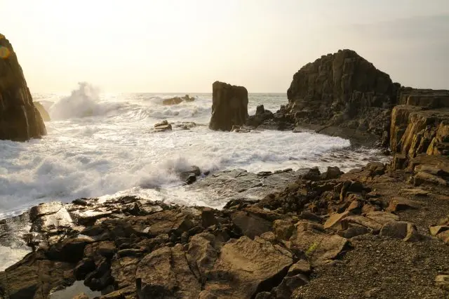 日本海洶湧的浪濤拍打岩壁的壯觀景象不容錯過