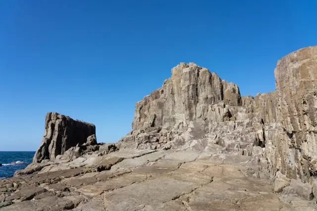 在千疊敷仔細觀察採石的痕跡與柱狀節理的切面吧