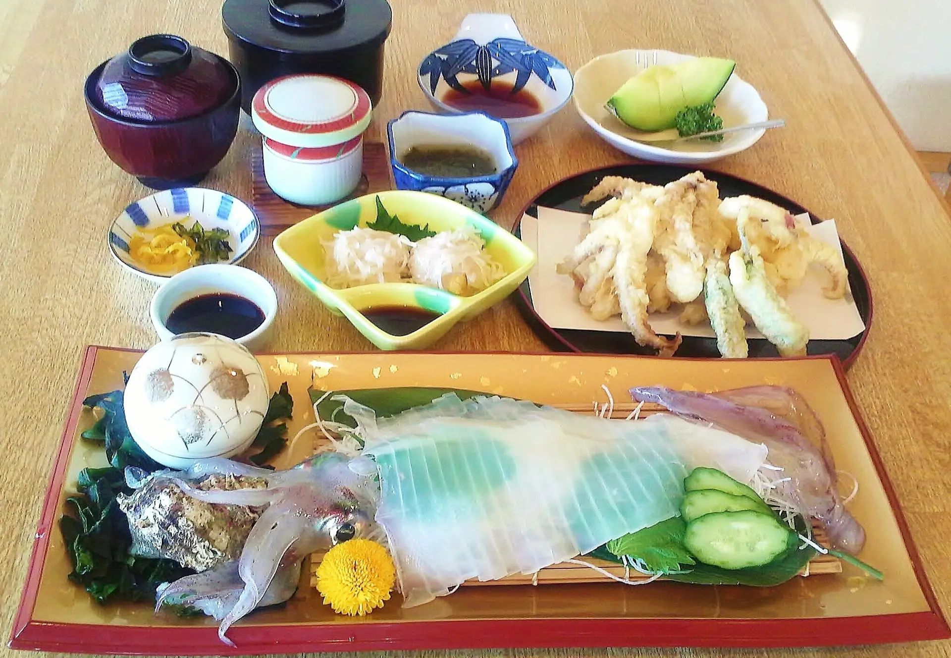 角島周辺の海の幸を詰め込んだ丼や定食