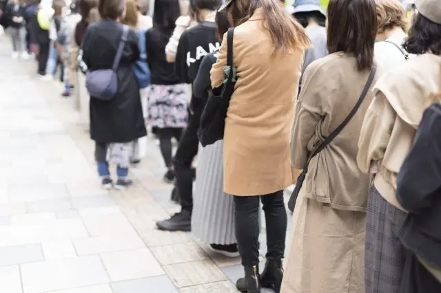 Try to avoid periods when wait times for attractions and parades are long.