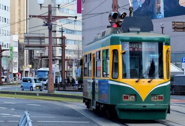 鹿児島市内の主要交通手段となる路面電車