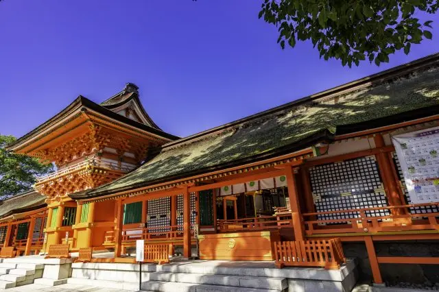 擁有艷麗的朱紅色外觀的國寶宇佐神宮本殿