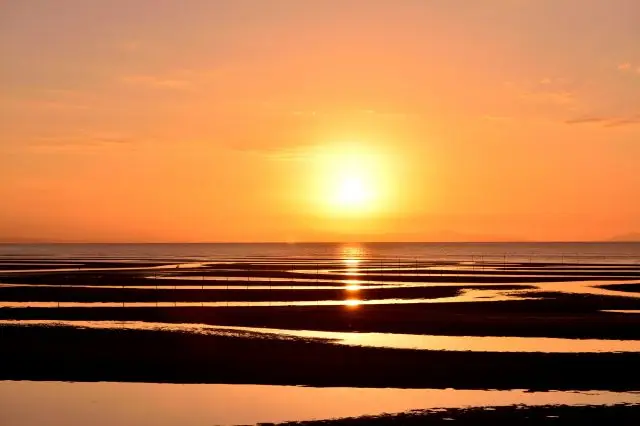 夕陽與退潮在海面上交織而成的美麗紋樣，創作出絕美景緻的真玉海岸