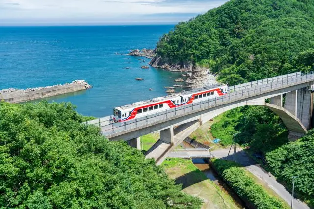 車窓から海岸線を眺められる三陸鉄道リアス線