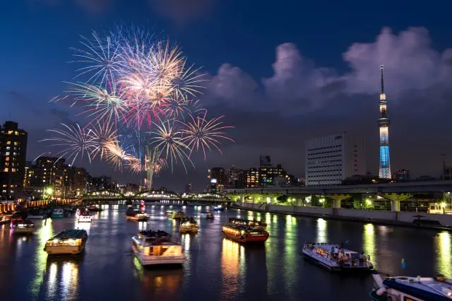 Watching fireworks from a Yakatabune will give you a profound sense of traditional Japanese charm.