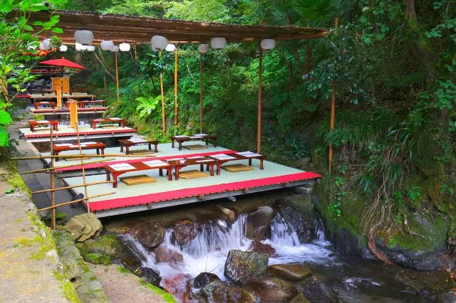 The riverbed dining area in the Kibune region allows you to experience nature with all five senses.