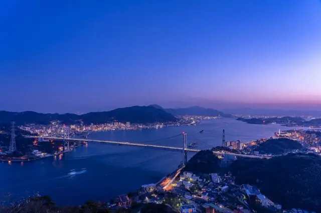 山口と九州を隔てる関門海峡の美しい夜景