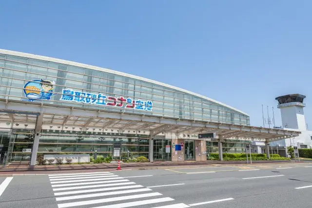 空港内にはキャラクターたちと記念撮影できるスポットのある「鳥取砂丘コナン空港」