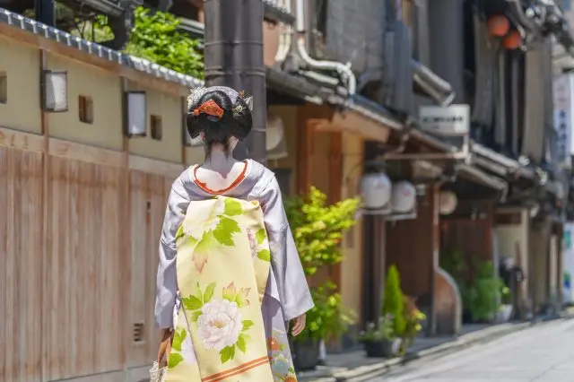 漫步在其中的舞妓身姿，更是祇園獨有的特徵之一