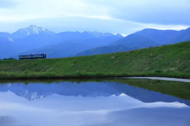 小淵沢・小海線の車窓からは雄大な山岳風景を満喫できる