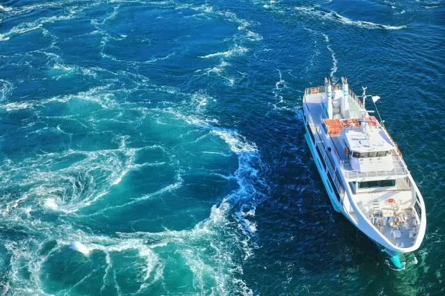 うずしお観潮船に乗れば迫力ある鳴門のうず潮を間近で見られる