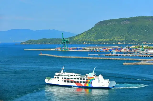 搭乘可欣賞無敵海景的渡輪，順道去離島看看吧～