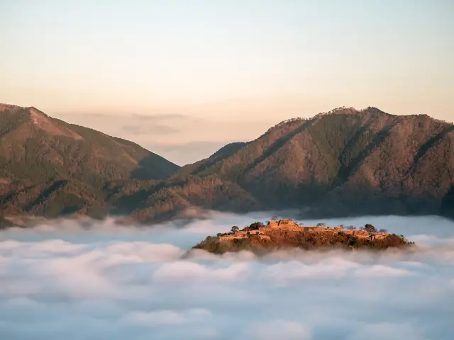 每年9月到11月上旬期間，有機會看到竹田城跡被雲海包圍，彷彿漂浮在雲端之上的夢幻景象