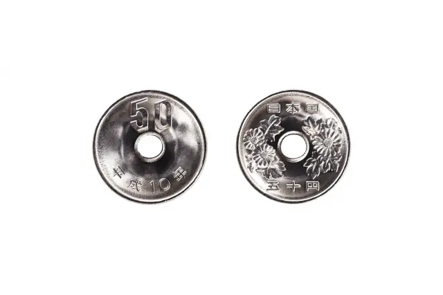 流通过程中从最初的无孔改为带孔设计的50日元硬币