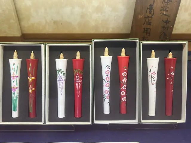 "E-rousoku": Japanese candles with illustrations of flowers and other designs on the sides