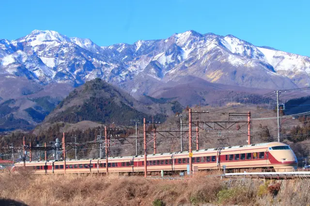日光エリアを走る電車からは美しい自然景観を眺められる