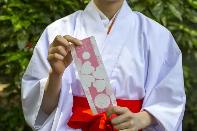 供奉保佑結良緣的「生田大神」，參拜完後大力推薦去試試超有人氣的「水占靈籤」吧～