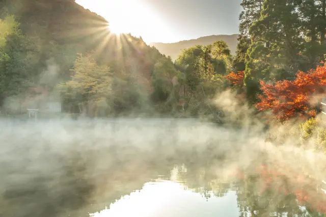 以晨雾弥漫的梦幻美景而闻名的金鳞湖