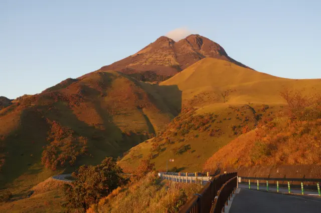被秋叶染红的由布岳