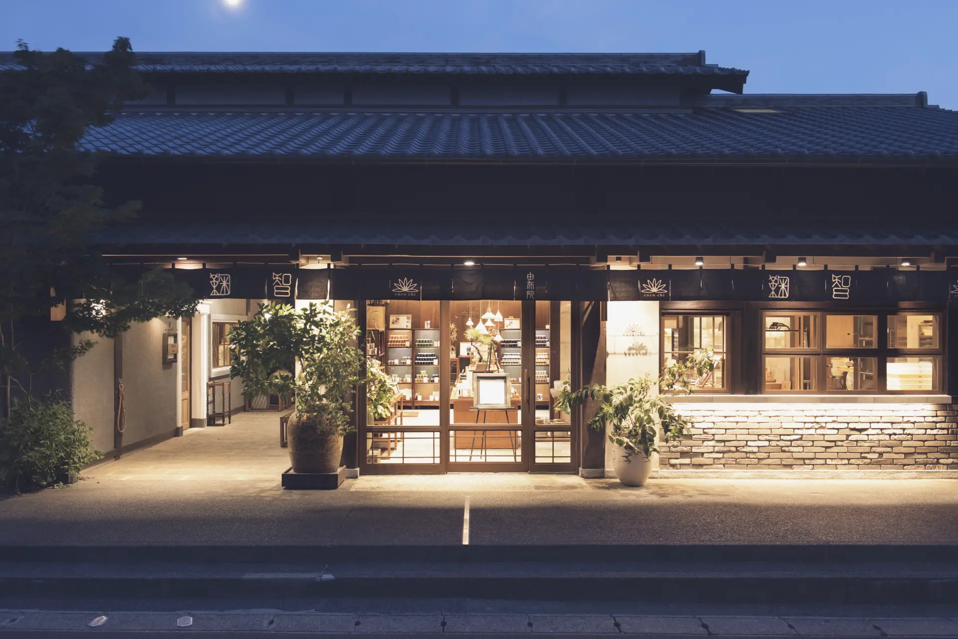 招牌是師傅一片片手工煎烤的銅鑼燒的和洋菓子店