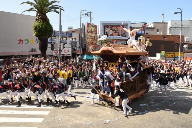 拉动约4吨重的山车直角急速转弯的「甩尾过弯」是最令人震撼的精彩看点